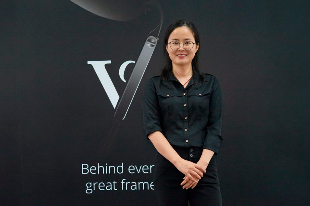 Judy Wang – Responsabile del Personale, Ambiente e Sicurezza in Cina Judy Wang - Responsabile del Personale, Ambiente e Sicurezza in Cina